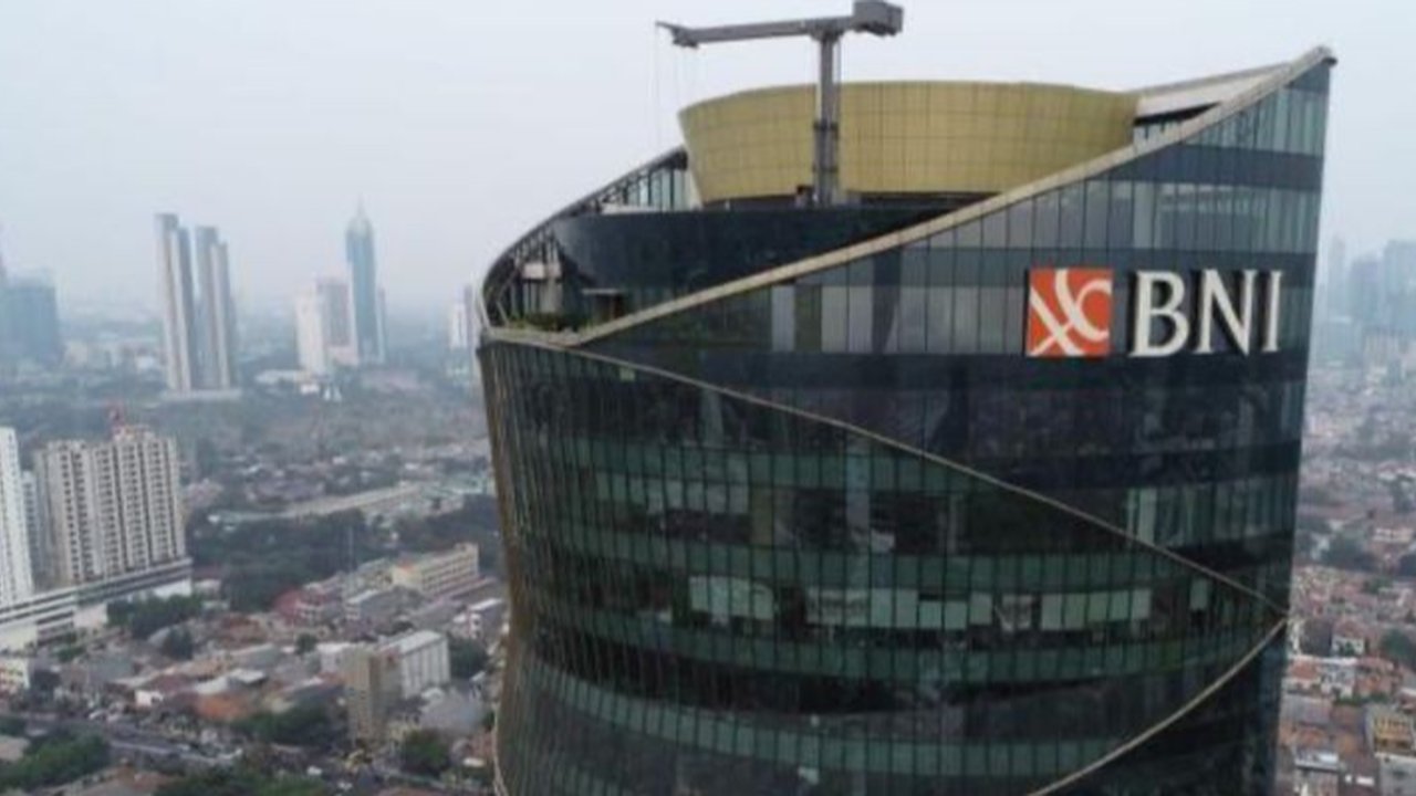 RUPST BNI 2025 akan membahas laba bersih Rp21,5 triliun, rencana kenaikan dividen hingga 60 persen, buyback saham, dan potensi pergantian direksi, termasuk Direktur Utama Royke Tumilaar.