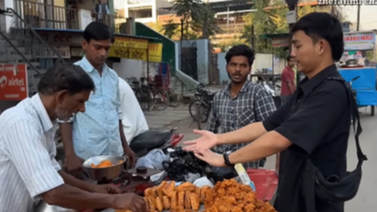 Unik Banget, Beli Gorengan Untuk Takjil di India Sistemnya Pakai Timbangan