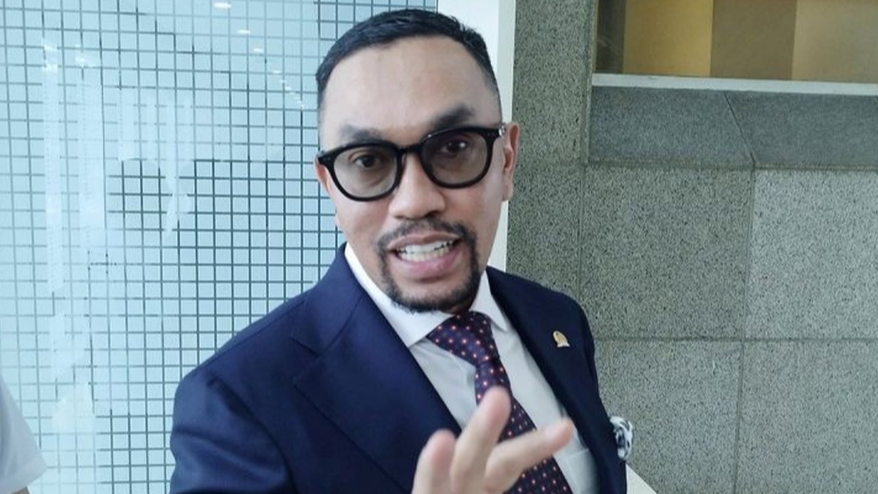 Wakil Ketua Komisi III DPR, Ahmad Sahroni, mendesak KPK untuk memberikan sanksi tegas kepada pejabat negara yang tidak melaporkan LHKPN, guna meningkatkan transparansi dan mencegah korupsi.
