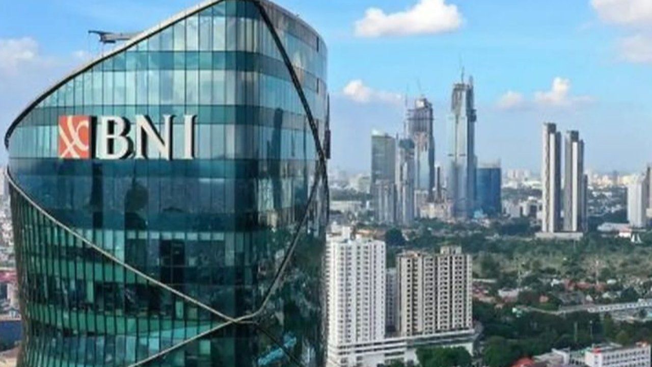 Rapat Umum Pemegang Saham Tahunan (RUPST) PT Bank Negara Indonesia (Persero) Tbk (BBNI) pada 26 Maret 2025 menyepakati perubahan signifikan pada jajaran direksi dan komisaris, menandai babak baru bagi bank BUMN tersebut.