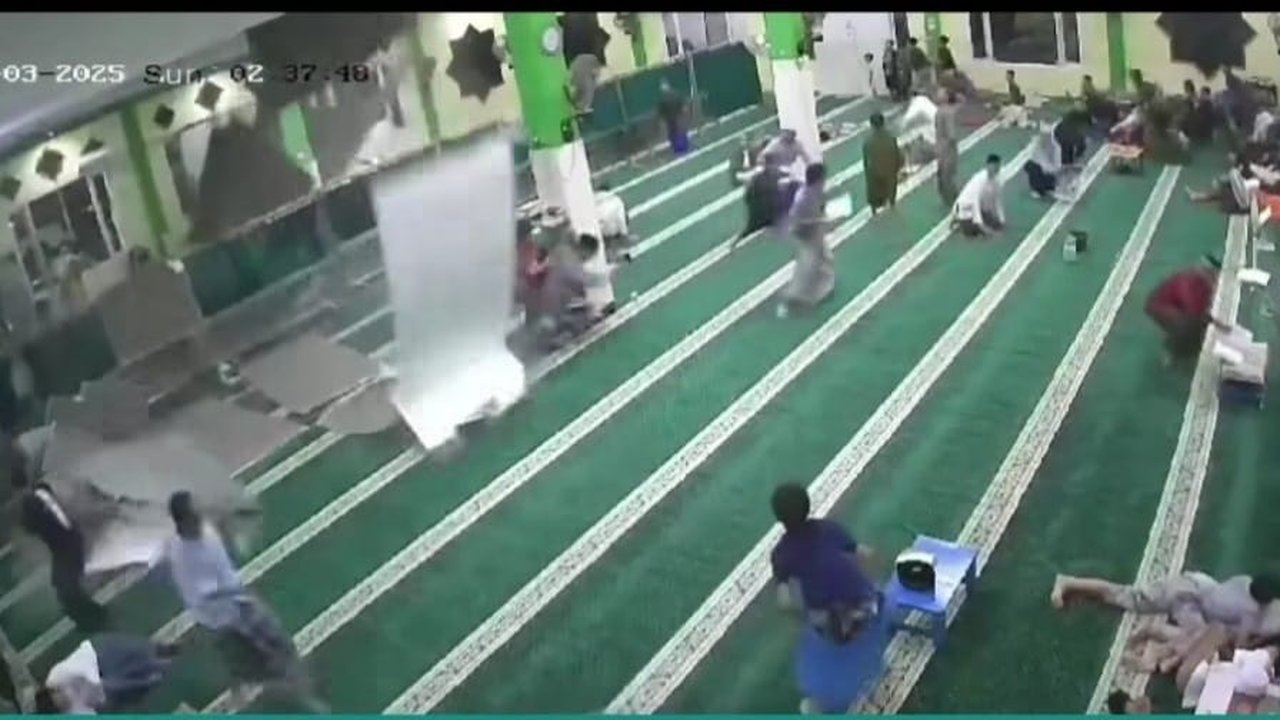 Detik-Detik Plafon Masjid di Bekasi Ambruk Menimpa Jemaah Sedang Itikaf