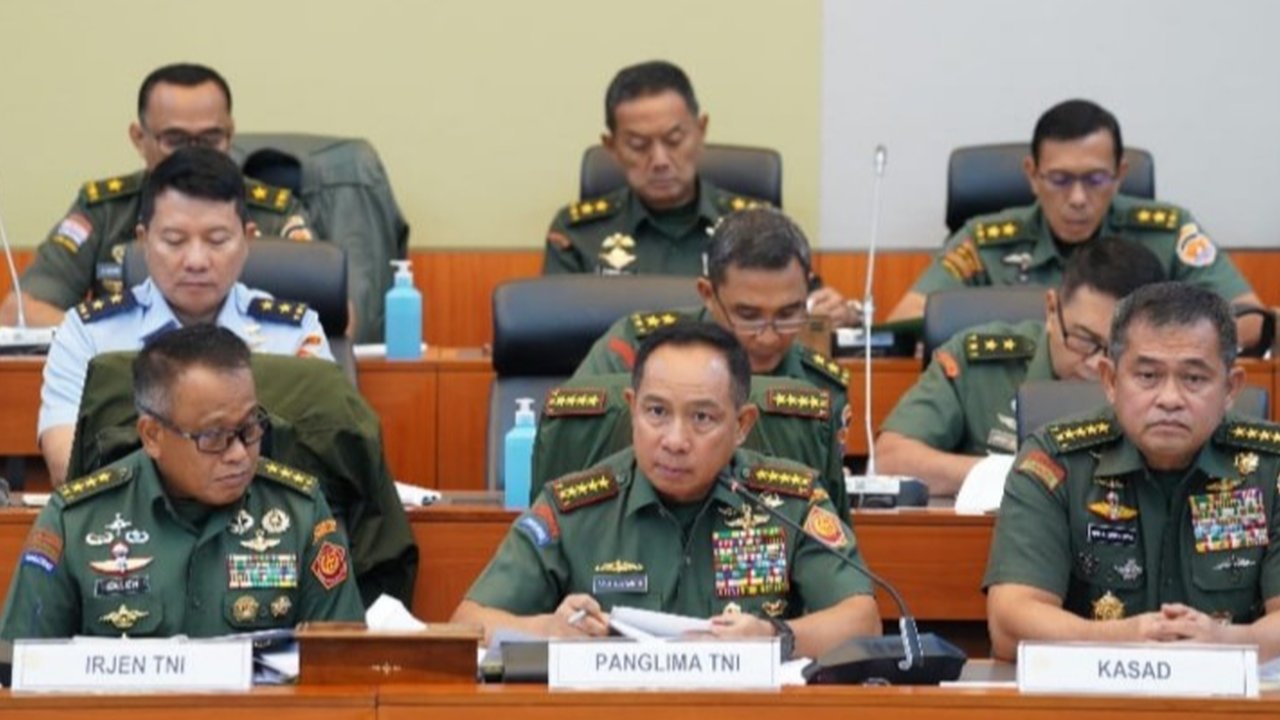 Mekanisme penempatan prajurit TNI di kementerian/lembaga (K/L) akan diatur lebih ketat dalam RUU TNI, sementara revisi juga mempertimbangkan perpanjangan usia pensiun untuk menjaga regenerasi dan optimalisasi kemampuan prajurit.