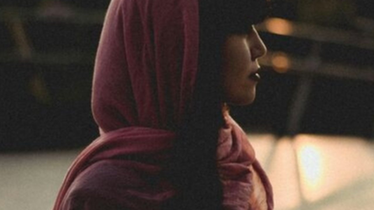5 Model Baju Lebaran Warna Burgundy yang Jadi Tren di Tahun 2025, Simple Tapi Elegan