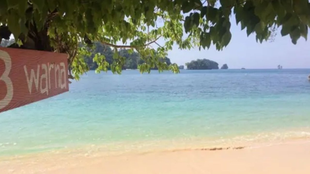 Pantai Tiga Warna, Malang. (cmctigawarna/Instagram)