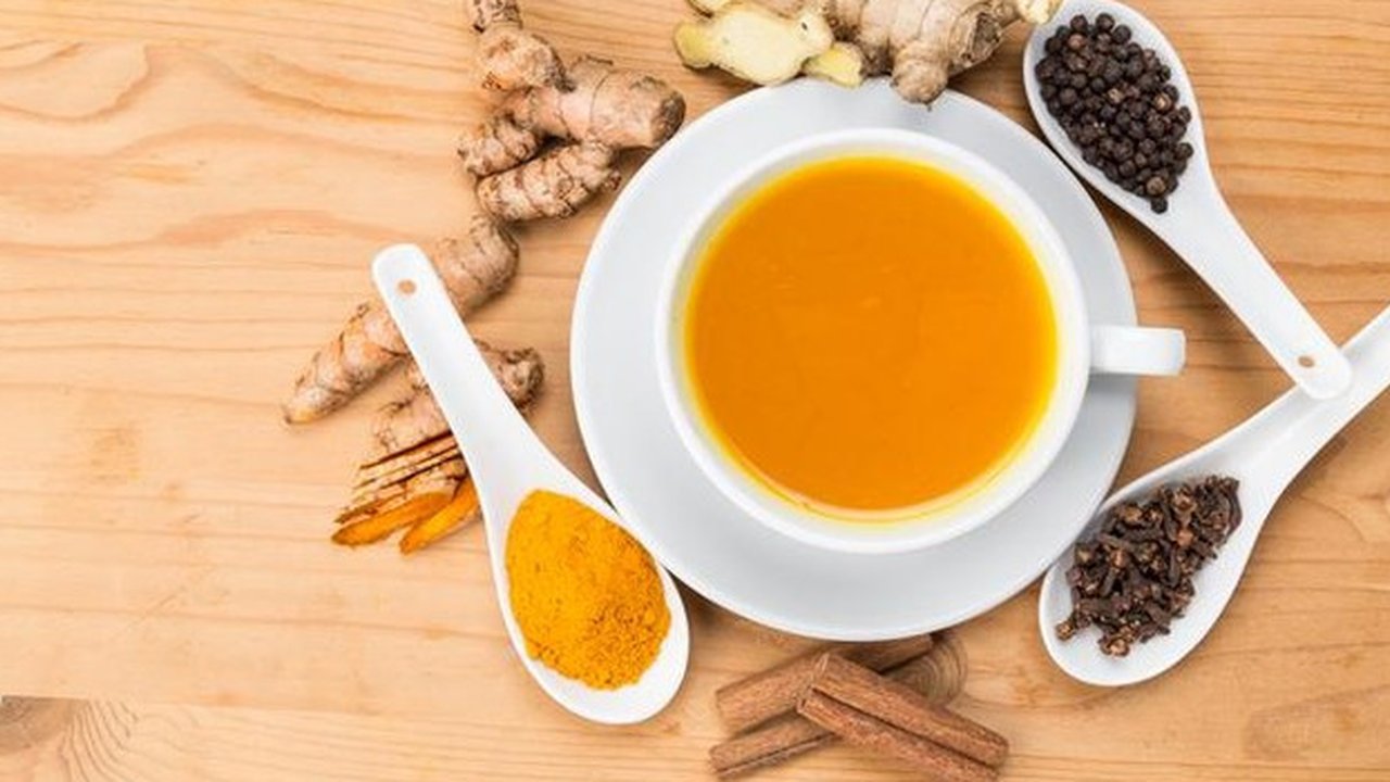 Ilustrasi Minuman Herbal Kunyit dan Lada (Sumber: Getty Images/iStockphoto/ThamKC)