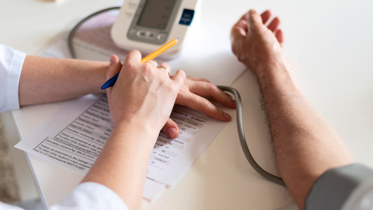 Ilustrasi tes kolesterol. (Image by Freepik)