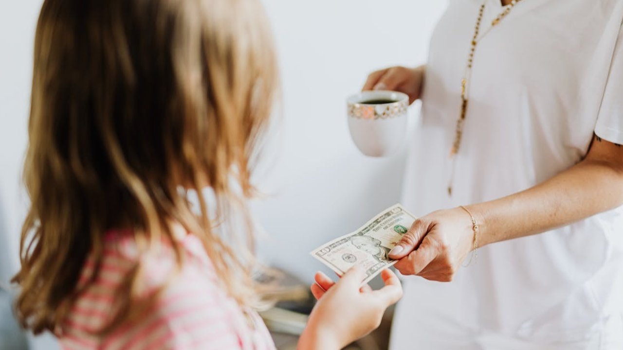 Tips Menabung Uang THR Anak