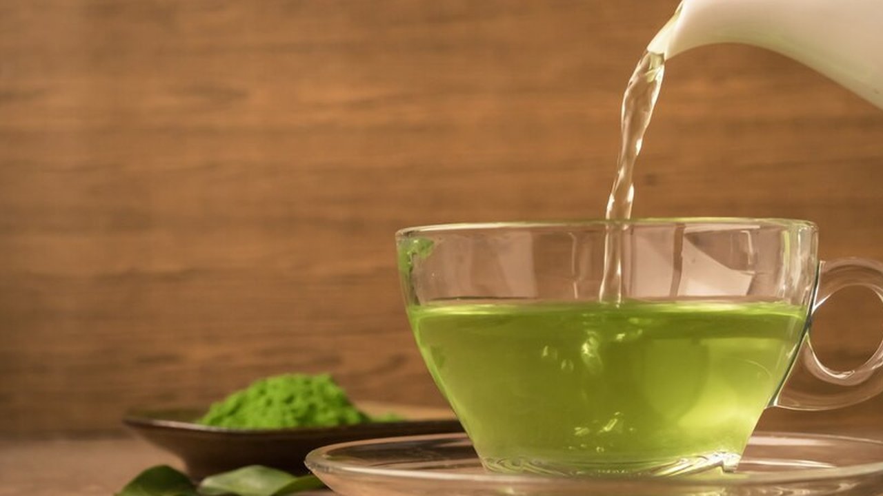 Ilustrasi Teh Hijau (Credit: Freepik.com/thumronnarong).