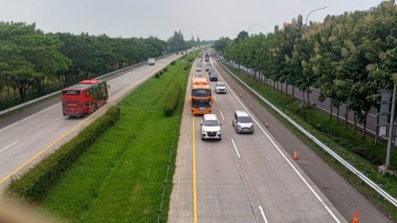 Jalur Pantura Cirebon dipadati pemudik sejak H-5 Lebaran, didominasi kendaraan roda dua, Dishub imbau keselamatan berkendara.