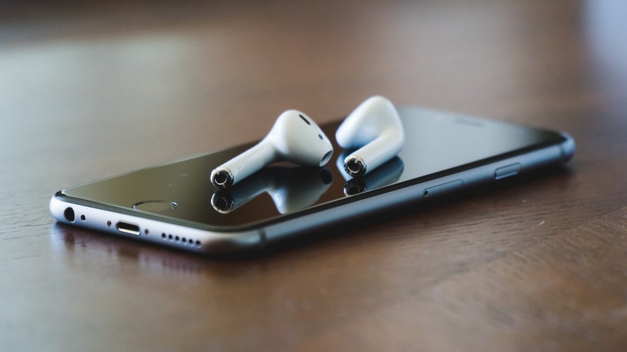 Ilustrasi musik, lagu, mendengarkan musik. (Photo by Martin Sanchez on Unsplash)