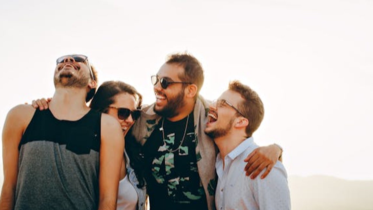 Ilustrasi Sekelompok Orang yang sedan Tertawa Bahagia