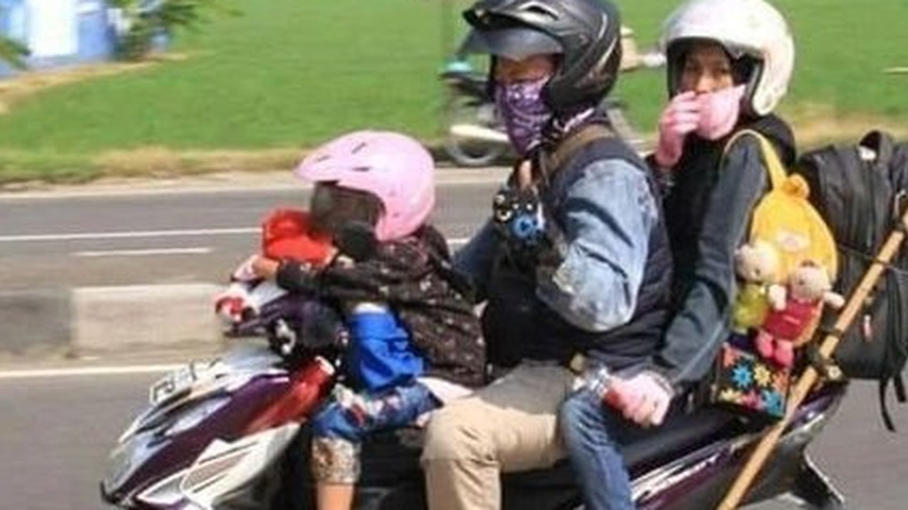 Mudik Modal Nekat! 10 Potret Pemudik Bermotor, Penuh Drama di Jalanan