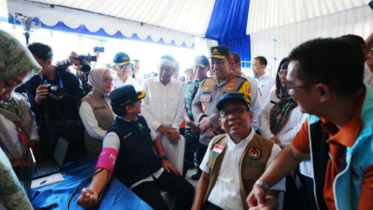 Kapolri Jenderal Listyo Sigit Prabowo mengumumkan potensi lapangan kerja baru di Indonesia, khususnya di Jawa Tengah, yang diharapkan dapat meningkatkan pertumbuhan ekonomi, disampaikan saat buka puasa bersama buruh.