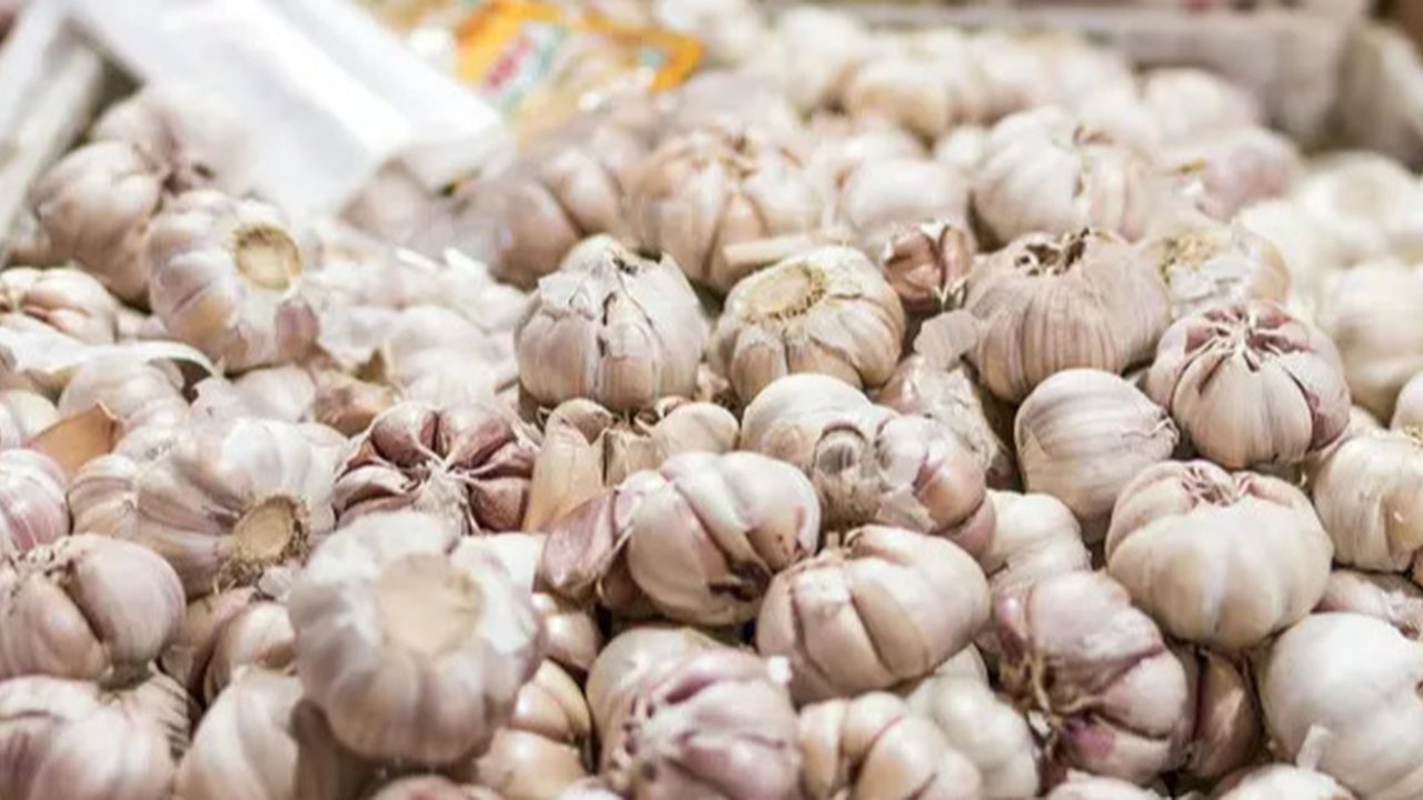 Ilustrasi bawang putih. (dok. Unsplash.com/Anshu A @anshu18)