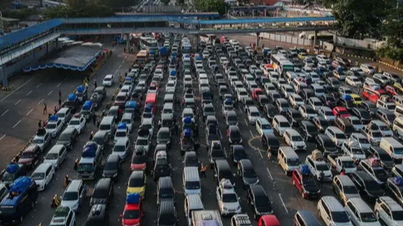 Foto udara kendaraan pemudik saat melintasi jalan tol Jakarta - Cikampek di kawasan Karawang, Jawa Barat, Kamis (20/4/2023). (Liputan6.com/Herman Zakharia)