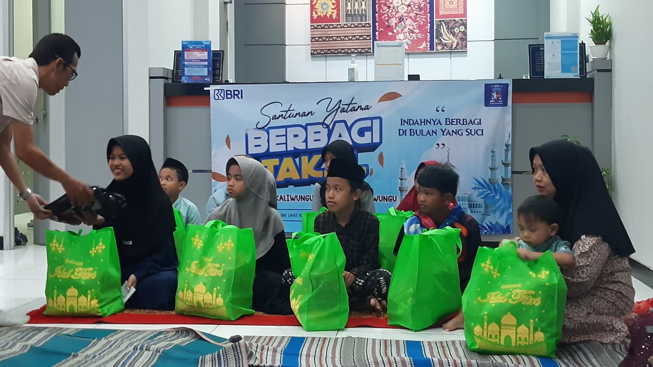 Pembagian bingkisan untuk anak-anak yatim dari BRILinkers Kaliwungu dan BRI Unit Kaliwungu.