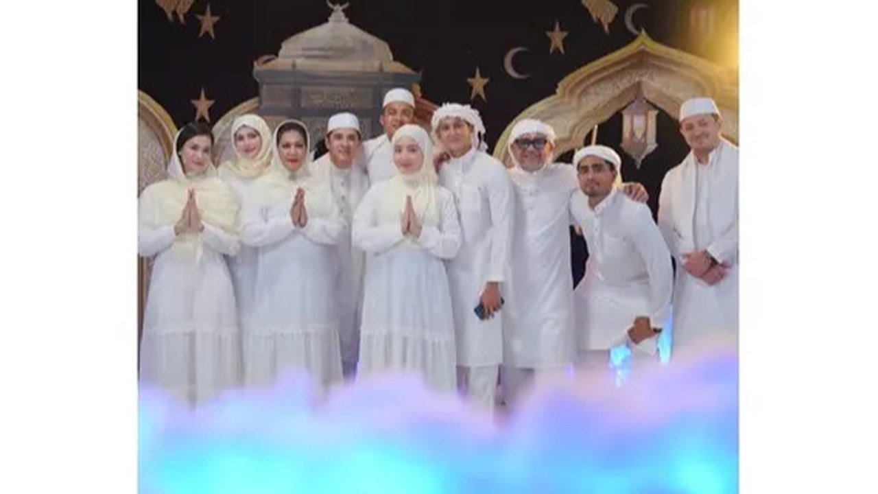 Penampilan Natasha Wilona pakai hijab dan baju muslim. (sumber: Instagram/natashawilona12/rio.stokhorst)