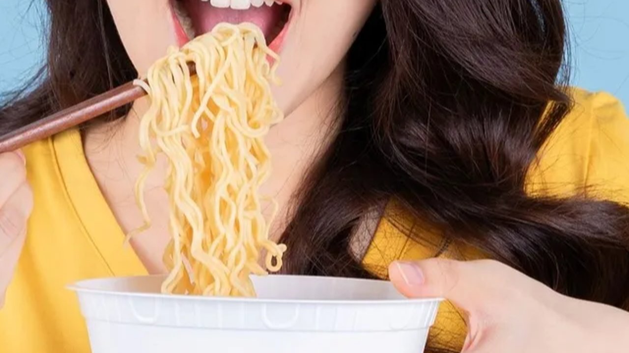 Makan Mie Instan