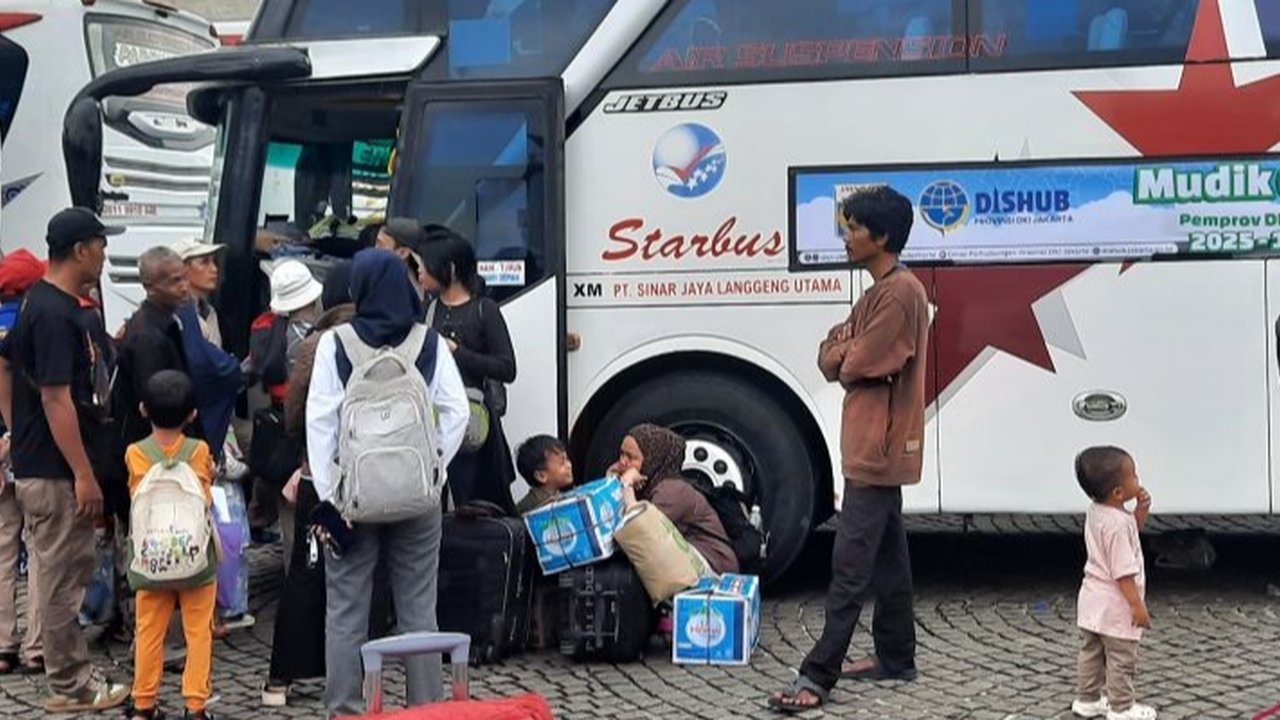 Peserta mudik gratis Kemenhub berjalan menuju bus di Terminal Pondok Cabe, Tangerang Selatan, Banten,  Kamis (27/03/2025).