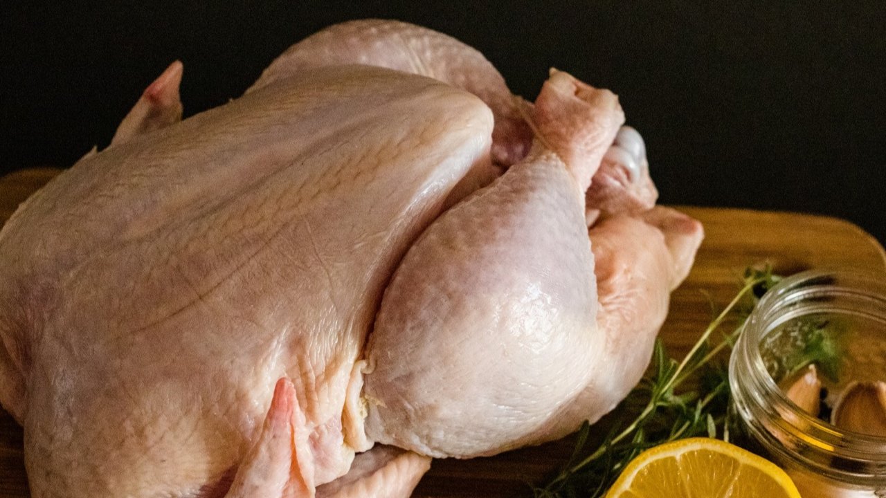 Ilustrasi daging ayam segar. (Photo by JK Sloan on Unsplash)