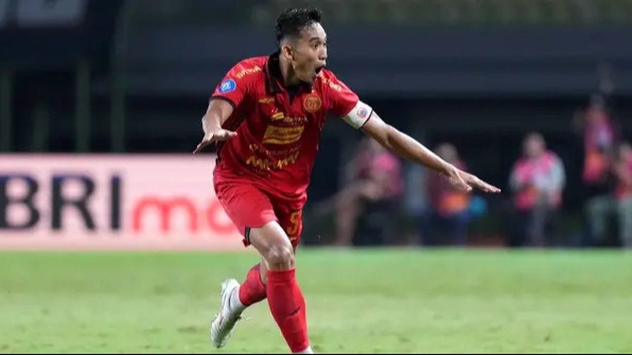 Pemain Timnas Indonesia, Rizky Ridho dan Jay Idzes merayakan kemenangan atas Bahrain pada laga kedelapan putaran ketiga Grup C kualifikasi Piala Dunia 2026 di Stadion Utama Gelora Bung Karno,