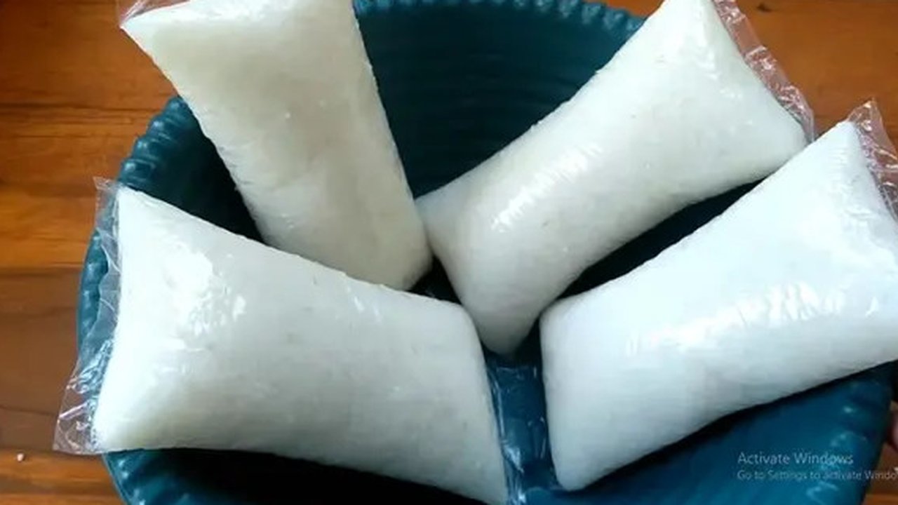 Tanpa Bahan Tambahan, Ini Cara Masak Lontong Daun Pisang Agar Awet dan Pulen (YouTube/ Yuna Fitrian)