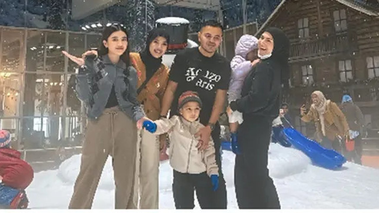 Momen Irish Bella ajak empat anaknya main di Snow World. (sumber: Instagram/_irishbella_)