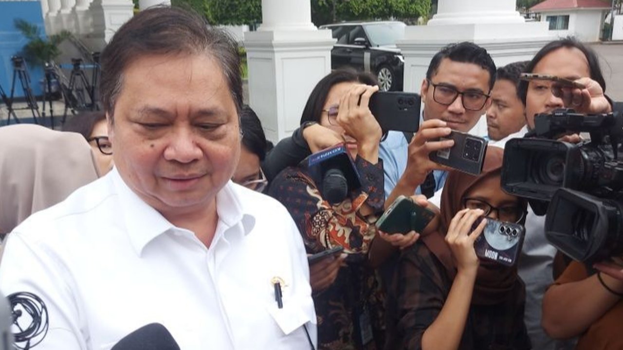 VIDEO: Airlangga Tunjuk Wartawan Bantah Mundur Jadi Menko Usai Temui Prabowo: Siapa yang Nitip?