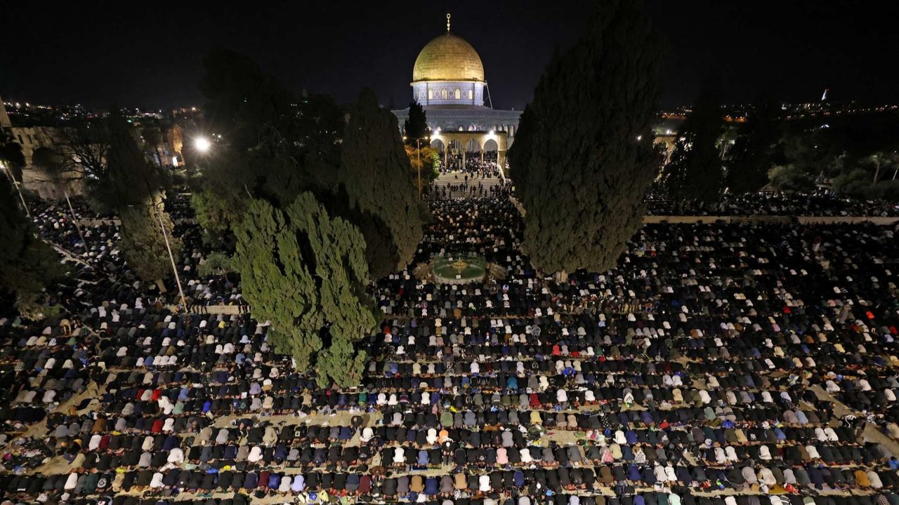 Warga Palestina ​melaksanakan salat pada malam 27 Ramadan di depan Kubah Shakhrah, kompleks Masjid Al Aqsa, Yerusalem, Rabu (26/3/2025).