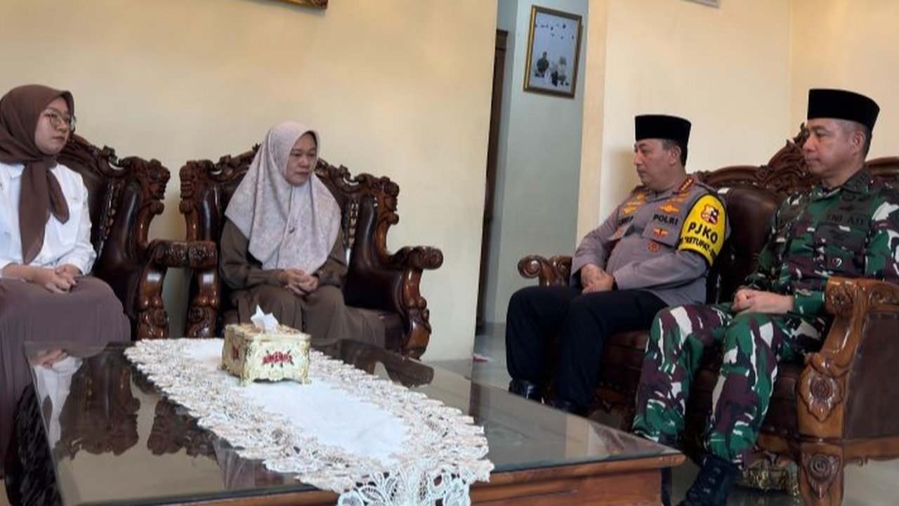 VIDEO: Komitmen Kapolri & Panglima, Datangi Keluarga Polisi Gugur Korban Penembakan TNI di Lampung