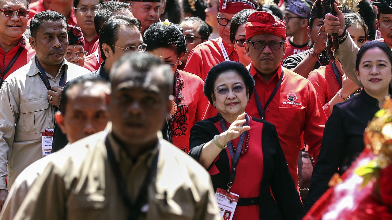 <p>Ketua Umum Partai Demokrasi Indonesia Perjuangan (PDIP) Megawati Soekarnoputri didampangi Tokoh PDIP yang juga Menko PMK Puan Maharani tiba menghadiri Kongres V PDIP di Grand Inna Beach, Sanur, Bali, Kamis (8/8/2019). (Liputan6.com/Johan Tallo)</p>