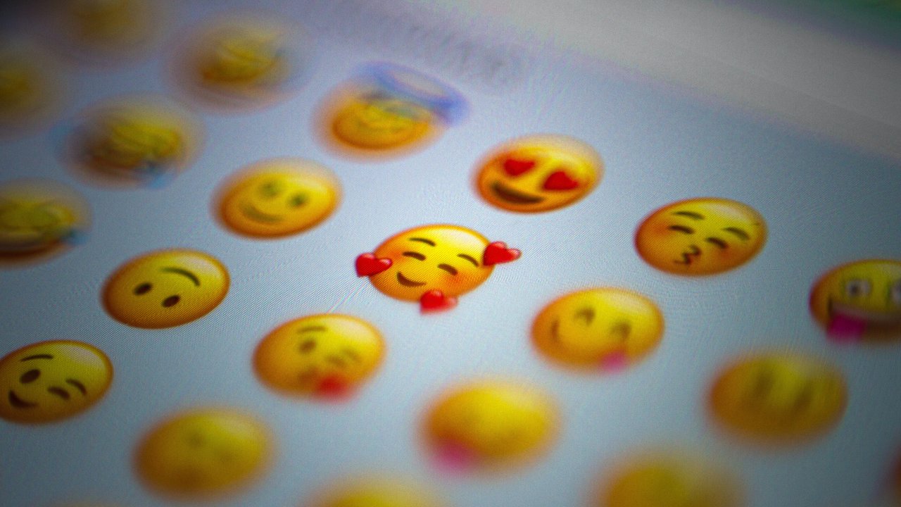 Ilustrasi emoji. (dok. unsplash @domingoalvarze)