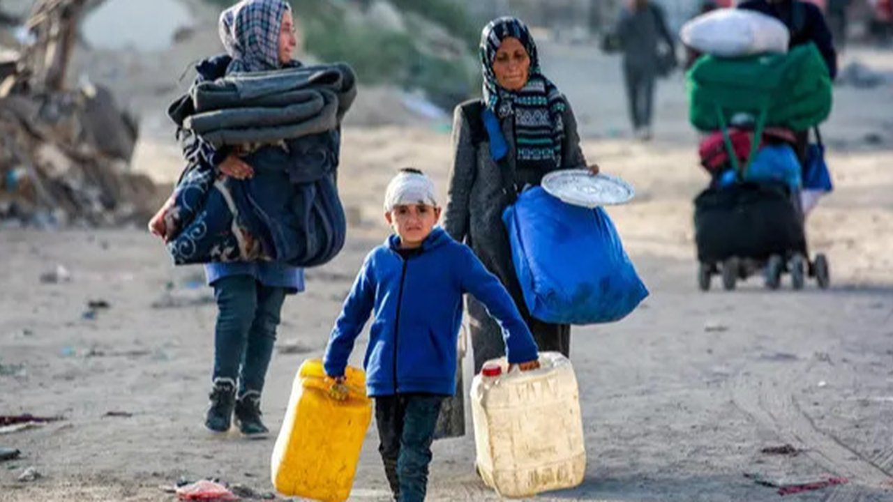 Warga yang mengungsi  dari Beit Hanun di Jalur Gaza utara tiba di Kota Gaza, Palestina, Selasa (18/03/2025).