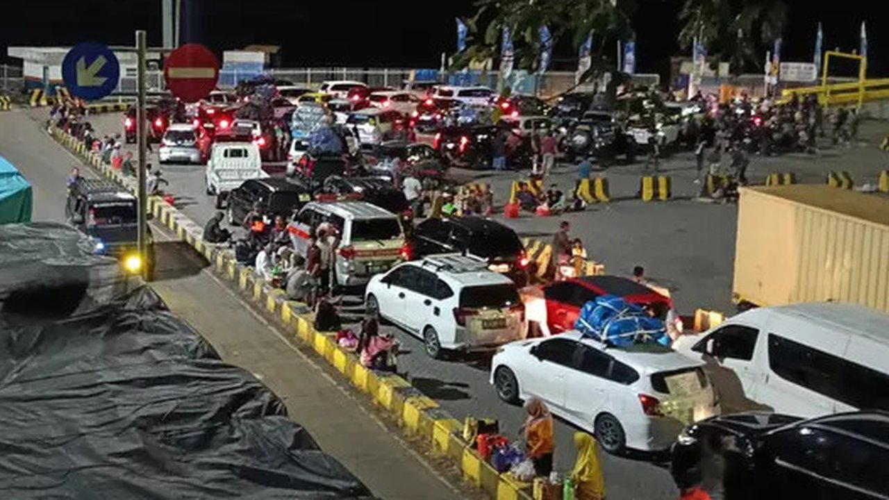 Foto udara menunjukkan kendaraan terjebak macet di gerbang masuk tol Cikupa, Tangerang, Banten, Kamis (28/4/2022). Memasuki H-4 Hari Raya Idulfitri 1443 H atau Lebaran 2022, kendaraan pemu