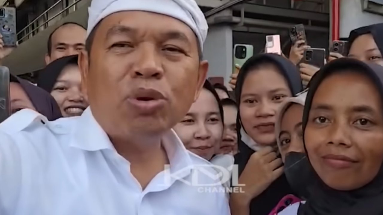 Kasih Sayang Dedi Mulyadi Saat Sambangi Pabrik, Elus-elus Kepala Karyawan 'Upahnya Masih Kecil Rp2,4 yang Penting Ada Kerjaan'