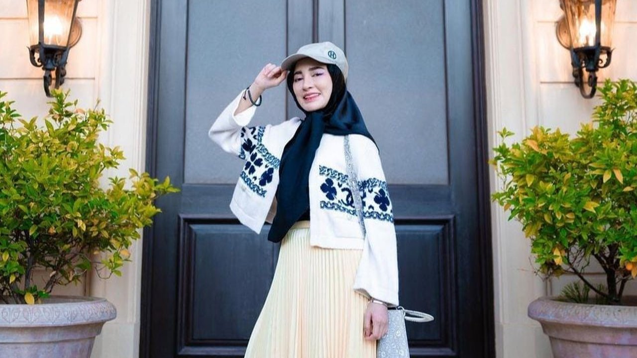 Shandy Purnamasari baru saja mendapat hadiah mobil mewah dari suami. Ia kemudian menunjukan mobil pertamanya yang dibeli dari hasil tabungan sendiri.