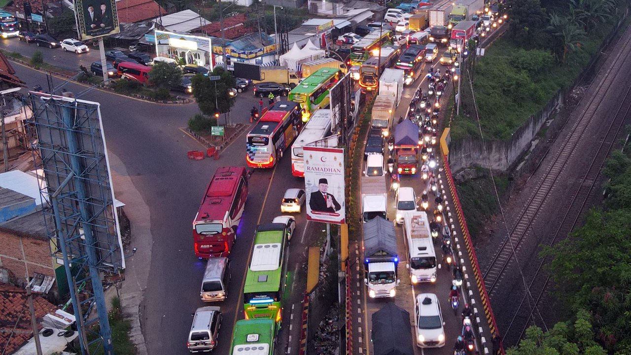 Foto udara memperlihatkan kondisi lalu lintas di Simpang Jomin Pantura, Cikampek, Jawa Barat, Jumat (29/4/2022). Memasuki H-3 Idul Fitri, jalur mudik didominasi oleh kendaraan roda dua, truck dan mobil. (merdeka.com/Imam Buhori)