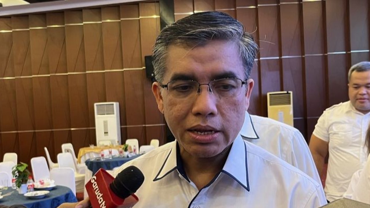 Menaker Yassierli menekankan pentingnya peningkatan skill pekerja Indonesia untuk menghadapi gejolak ekonomi global, seperti anjloknya IHSG dan perang dagang AS, serta mendorong kolaborasi untuk mencapai visi Indonesia Emas.