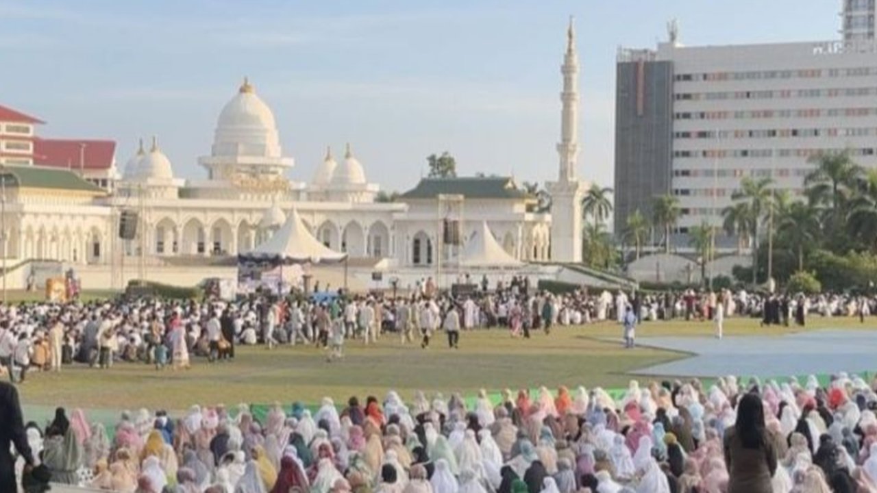 Pemkot Batam telah menyiapkan 889 lokasi salat Idul Fitri 1444 H/2025 M, termasuk di masjid, mushala, dan lapangan, serta menggelar pawai takbir dan lomba mobil hias.