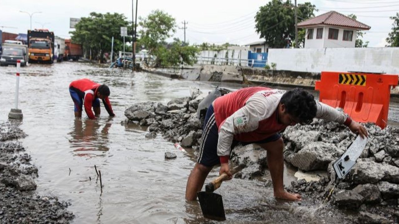 BMKG memperingatkan potensi banjir rob di Pantura Jawa selama arus mudik Lebaran 2025 dan gelombang tinggi di beberapa wilayah Indonesia akibat bibit siklon tropis.
