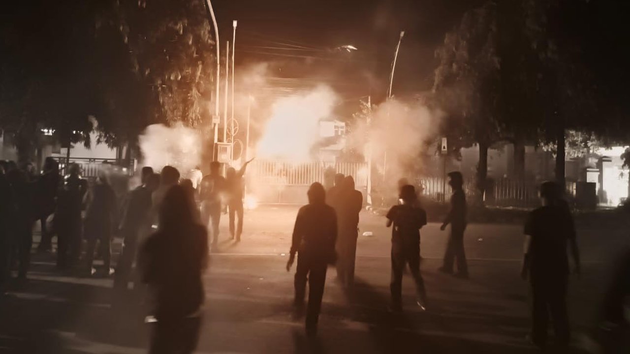 Demo Tolak Revisi UU TNI di Kota Kediri Ricuh: Kembang Api & Molotov Dilemparkan, 21 Orang Diamankan