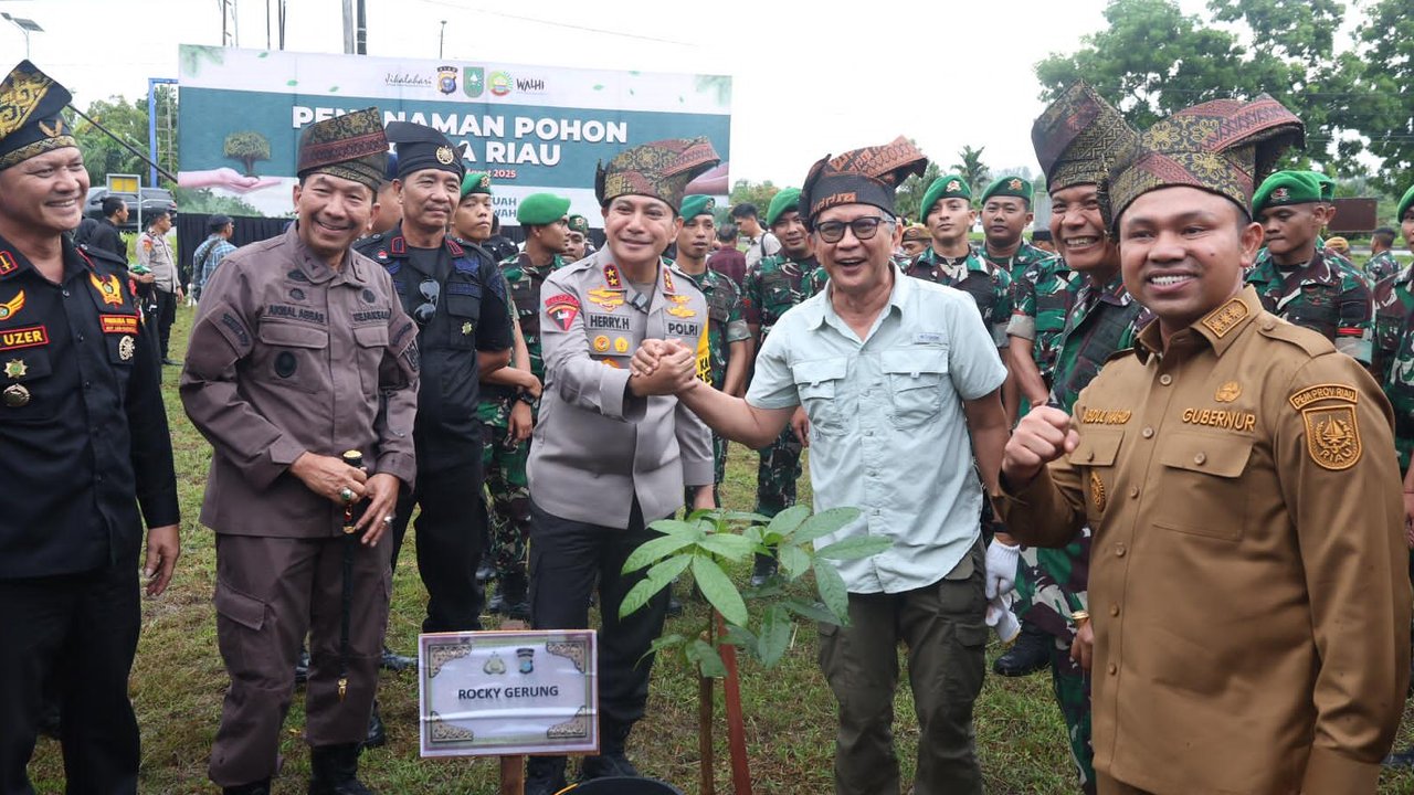 Aksi Kompak Irjen Herry dan Rocky Gerung Tanam Pohon Cegah Karhutla, Lindungi Tuah Menjaga Marwah