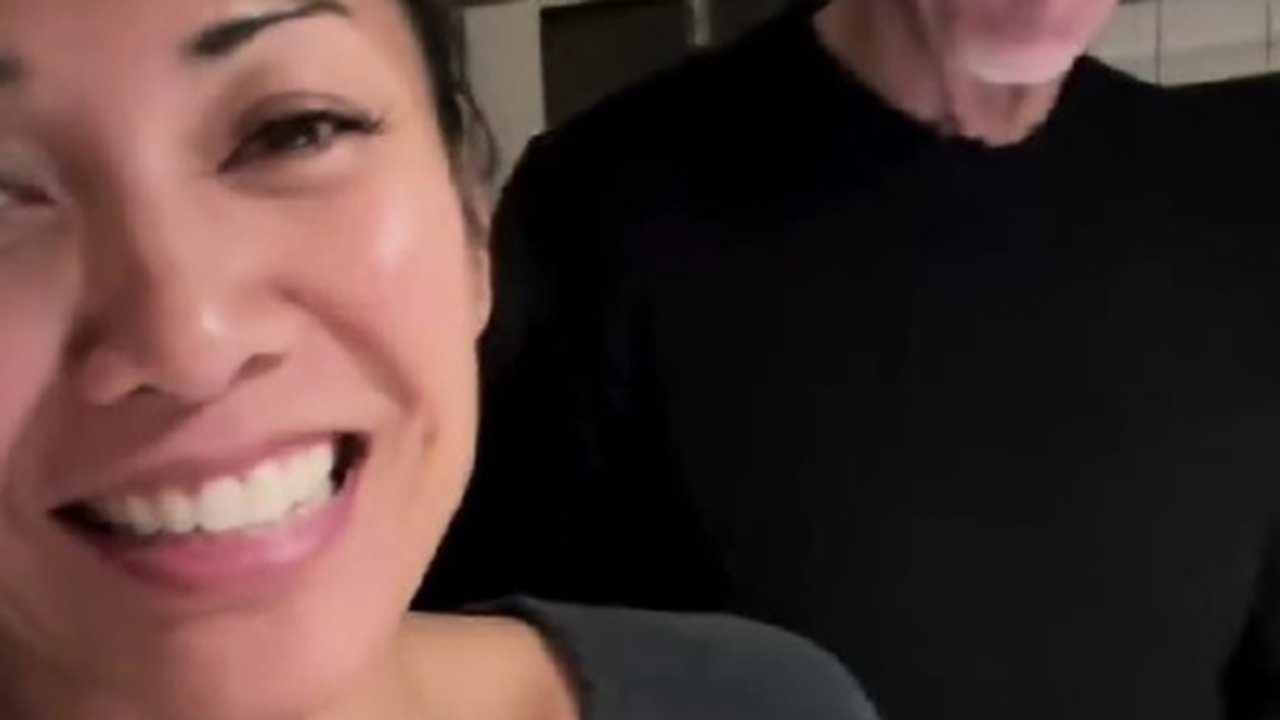 Anggun C Sasmi Pilih Masak Sup dan Bakso Beku Biar Sat-Set untuk Buka Puasa