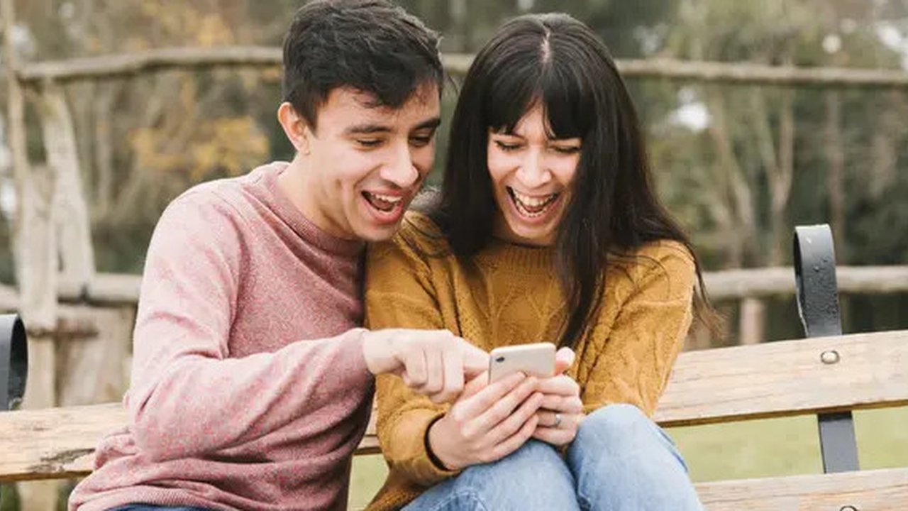 Ilustrasi bermain tebak-tebakan bersama pasangan, pacar, tertawa, lucu. (Photo Copyright by Freepik)