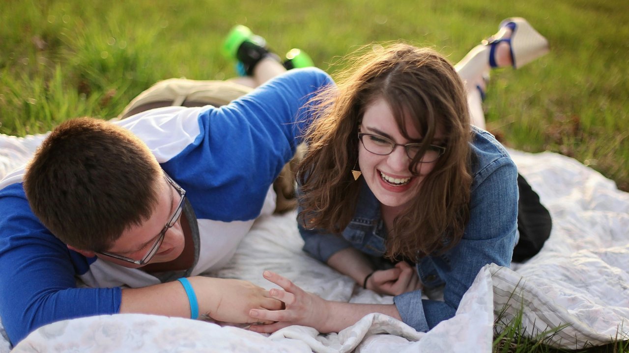 Ilustrasi tertawa bersama pasangan, lucu. (Foto oleh Leah Kelley: https://www.pexels.com/id-id/foto/dua-orang-berbaring-di-matras-putih-341520/)