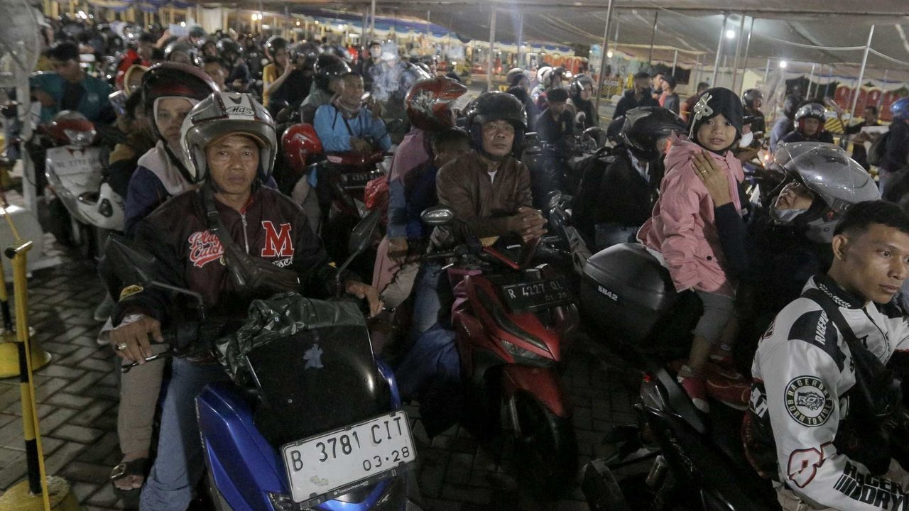 Pemudik dengan sepeda motornya mengantre untuk menaiki kapal selama arus mudik Lebaran 2025 di Pelabuhan Ciwandan, Banten, Kamis (27/3/2025) malam.