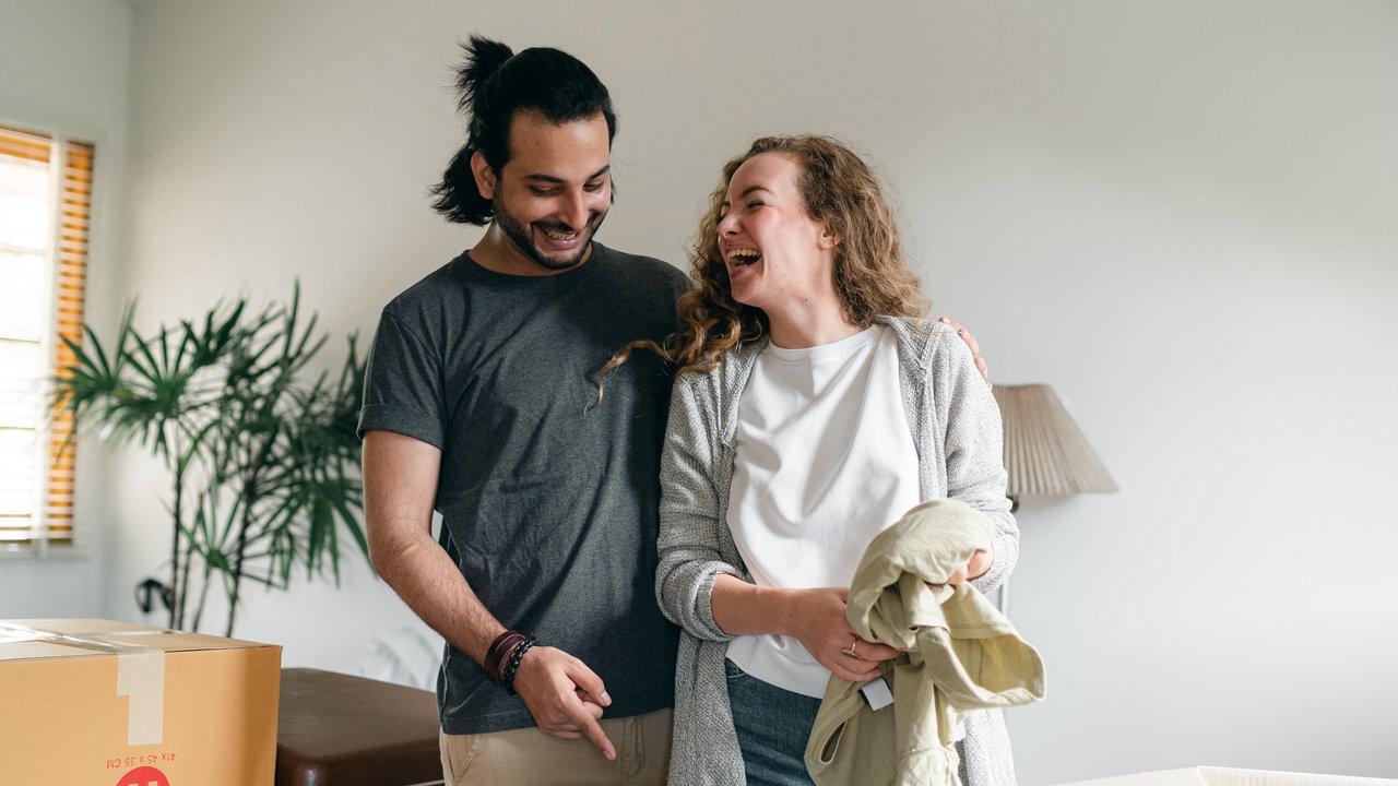 Ilustrasi pacar gombal. lucu, tertawa. (Foto oleh Ketut Subiyanto dari Pexels)