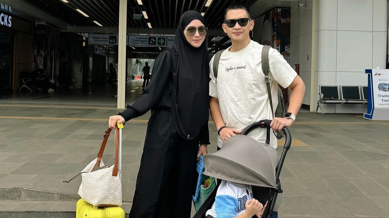 Keluarga Citra Kirana dan Rezky Aditya memilih outfit kasual yang santai dan nyaman agar tetap nyaman di perjalanan mudik. [@citraciki]
