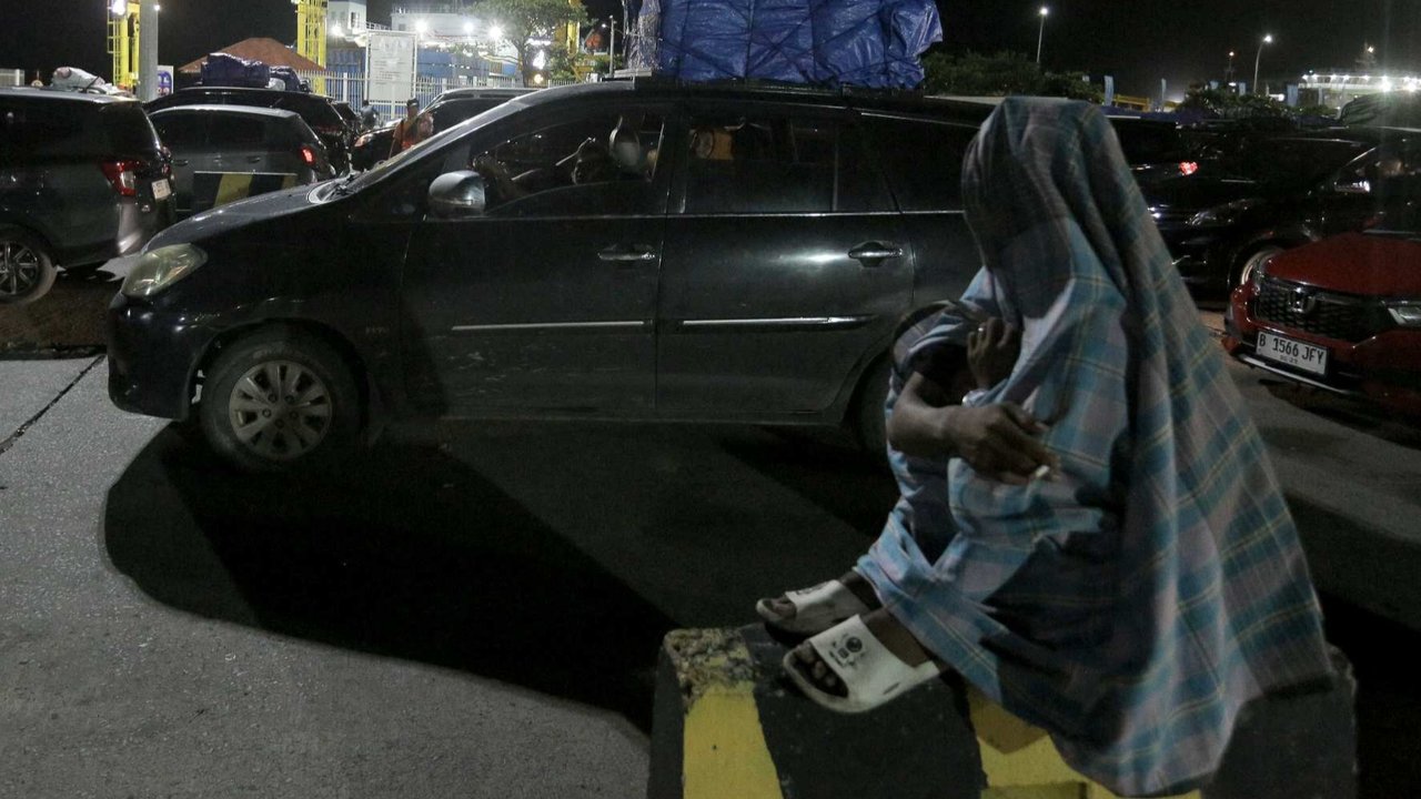 Pemudik tampak kelelahan saat mengantre panjang untuk menyeberang ke Pelabuhan Bakauheni, Lampung, di Pelabuhan Merak, Banten, Jumat (28/3/2025) dini hari WIB.