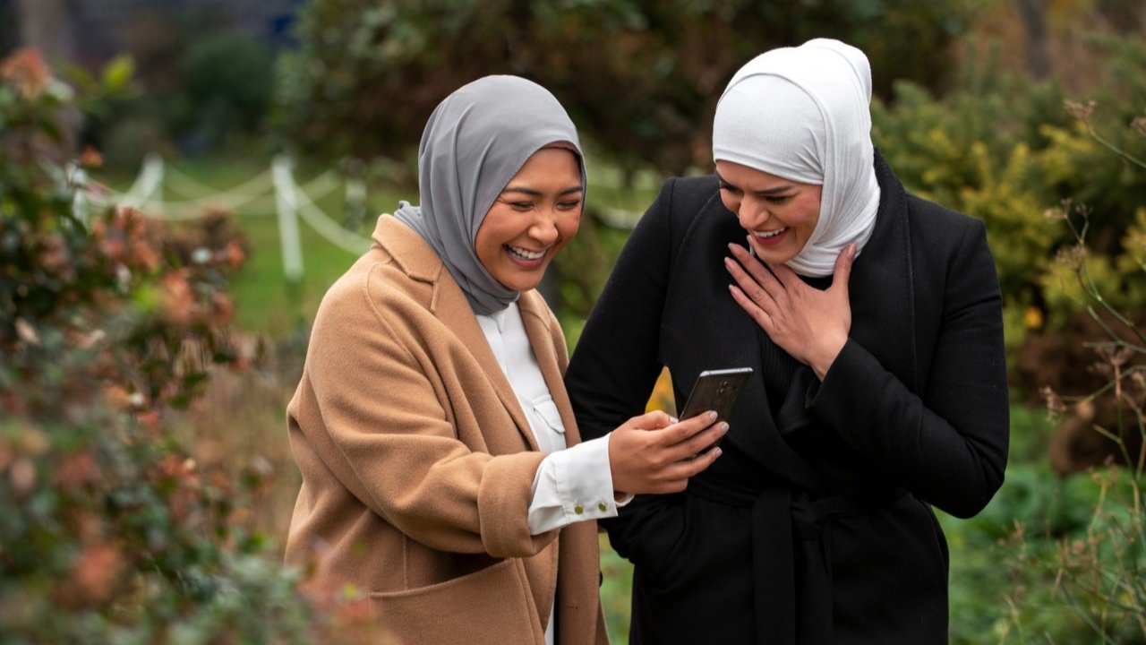 Ilustrasi muslimah, Islami, tertawa. (Image by freepik)